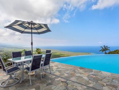 Outdoor Dining Near Pool
